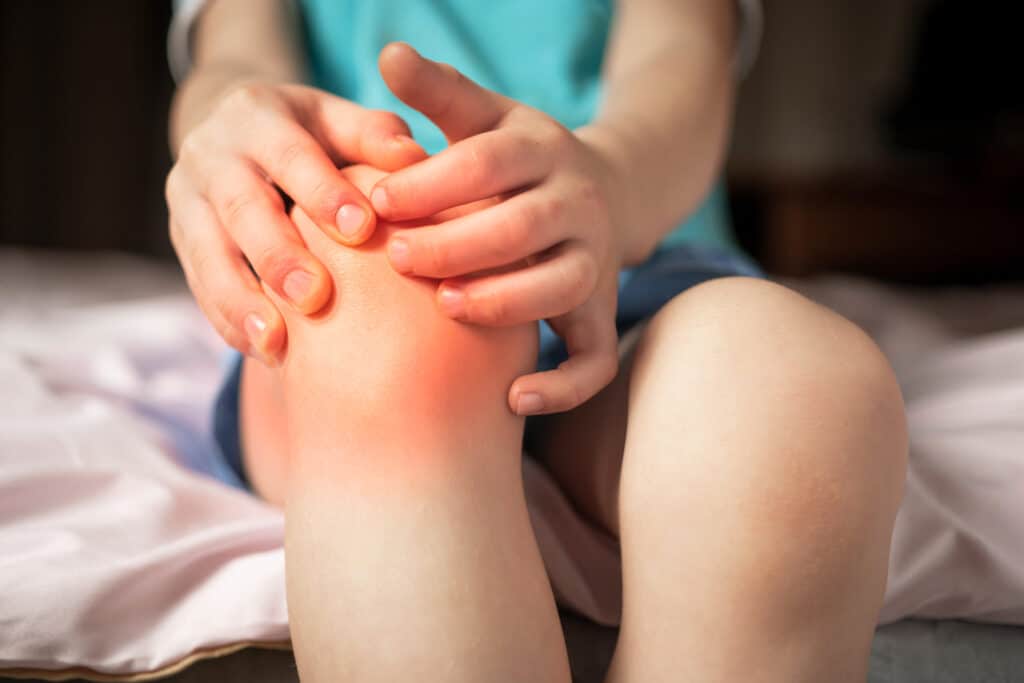 child with pain in the knee joints